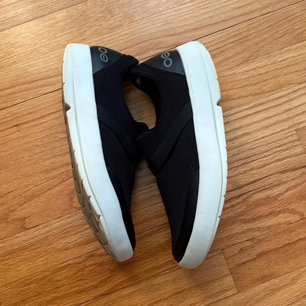 Oofos Women Size‎ 11 Black and White Slip-On Sneakers